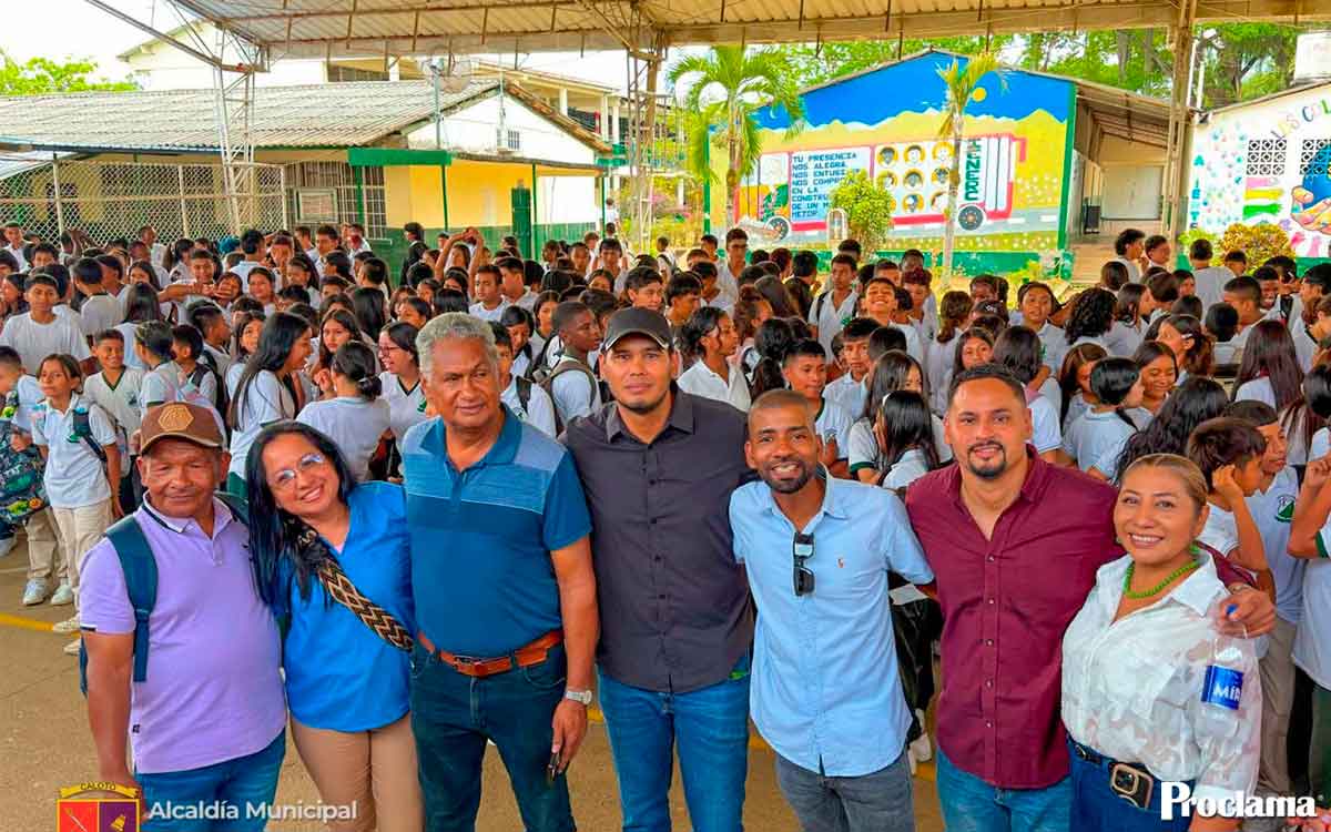 Óscar Cifuentes lleva útiles escolares a estudiantes caloteños Óscar Cifuentes lleva útiles escolares a estudiantes caloteños