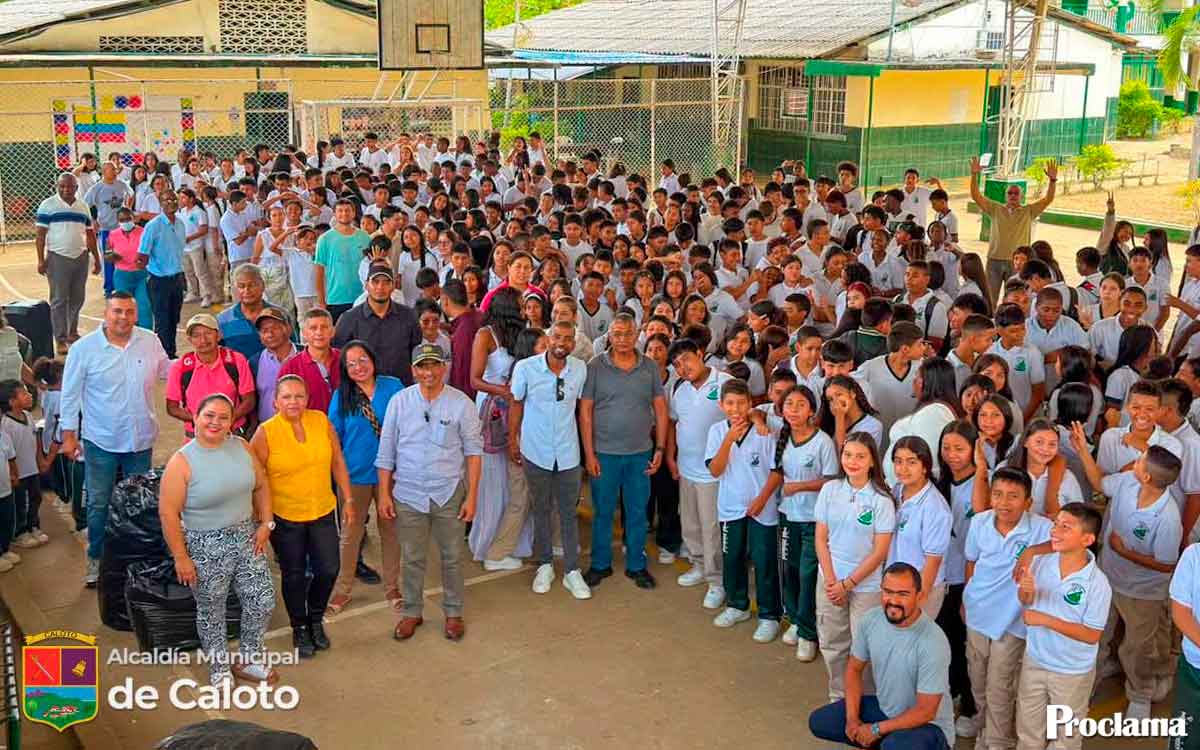 Oscar-Cifuentes-lleva-utiles-escolares-a-estudiantes-calotenos.jpg