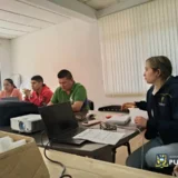Reunión institucional en Puracé para coordinar acciones frente a las emisiones de ceniza del volcán Puracé con participación de entidades municipales y organismos de apoyo.