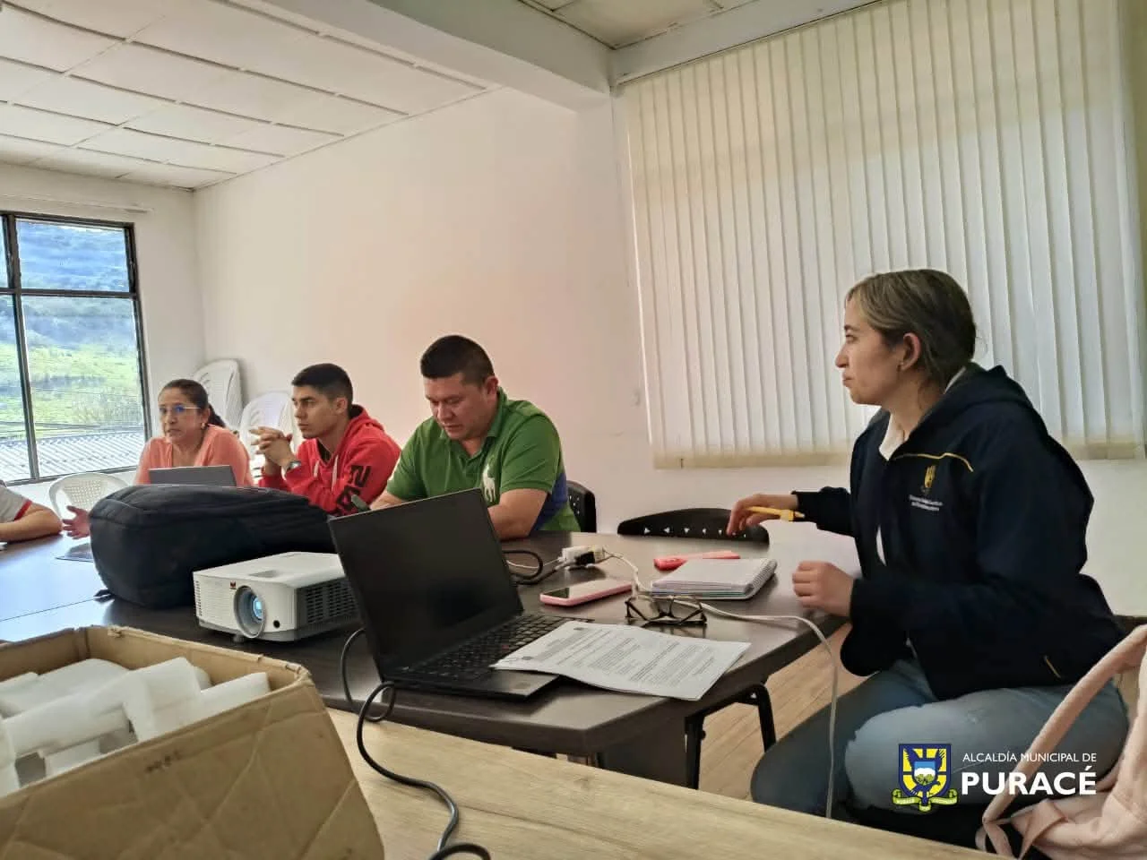 Reunion-institucional-en-Purace-para-coordinar-acciones-frente-a-las-emisiones-de-ceniza-del-volcan-Purace-con-participacion-de-entidades-municipales-y-organismos-de-apoyo.webp
