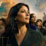 Mujeres colombianas frente a edificios institucionales, documentos jurídicos y un mapa de Colombia, en una representación de la equidad de género y la institucionalidad pública.