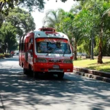 Bus del Transporte Público Colectivo durante su operación en una vía de Cali