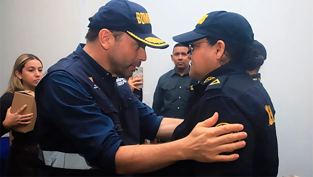 Alcalde de Cali atiende la emergencia junto a bomberos Alcalde de Cali atiende la emergencia junto a bomberos