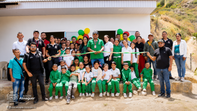 Almaguer entrega aula para estudiantes de Guayacundo