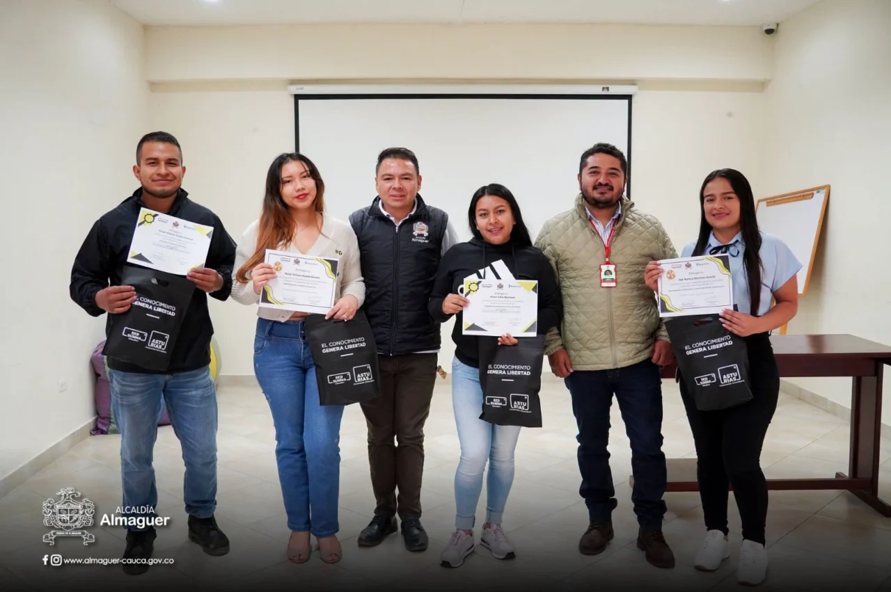 Almaguer entrega becas para educación superior