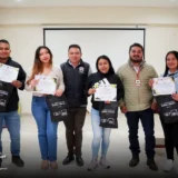 Almaguer entrega becas para educación superior