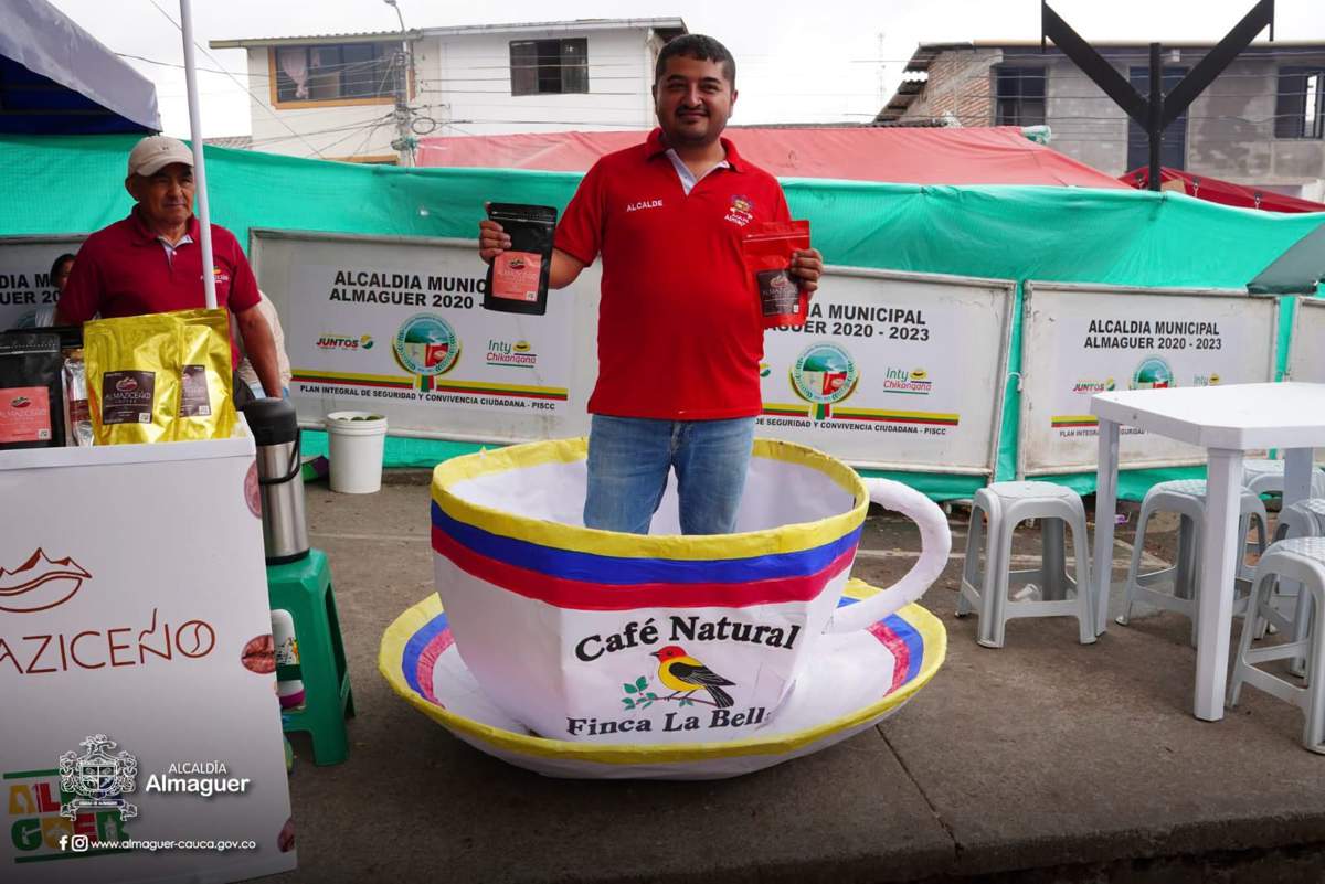Almaguer-reconoce-el-trabajo-de-sus-campesinos.jpg