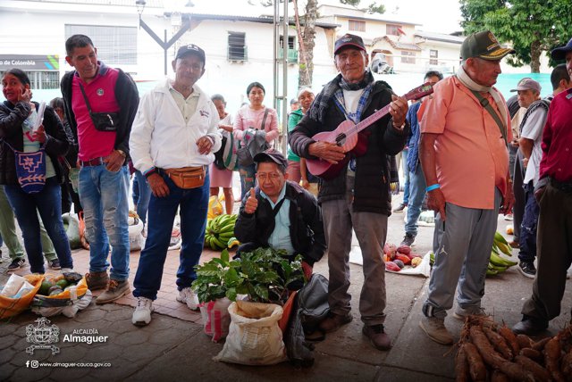 Almaguer reconoce el trabajo de sus campesinos Almaguer reconoce el trabajo de sus campesinos