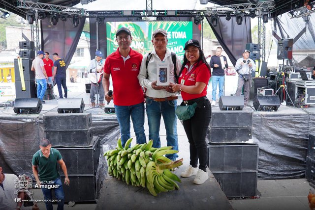 Almaguer reconoce el trabajo de sus campesinos Almaguer reconoce el trabajo de sus campesinos