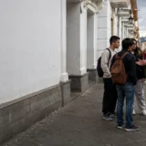 Estudiantes conversan con un académico en el centro histórico de Popayán