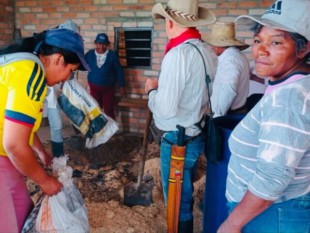 Cajibío capacita familias campesinas en huertas comunitarias