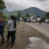 Comunidades del Cauca junto a la vía Panamericana durante una congestión vehicular