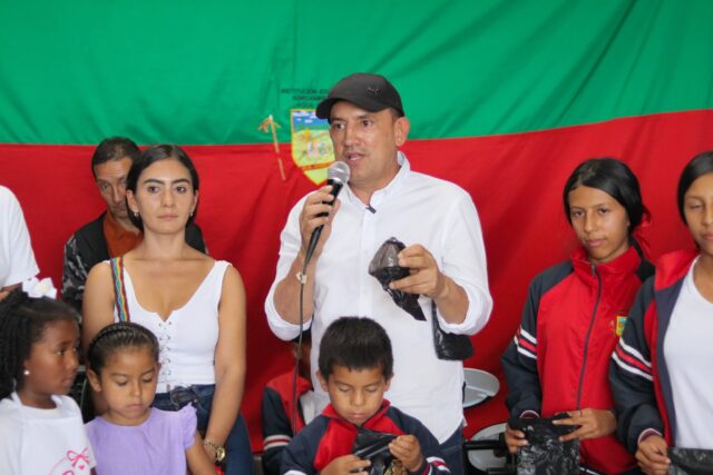 Jóvenes de Suárez aprenden cultivando café