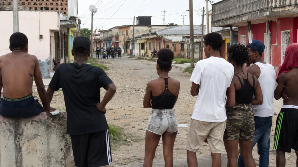 Muchos-jovenes-viven-como-prisioneros-en-sus-propios-barrios-1.jpg