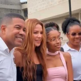 Shakira durante su visita a Quibdó, Chocó, donde anunció la construcción de 10 nuevas escuelas y apoyo para la reconstrucción de la Universidad Tecnológica del Chocó.