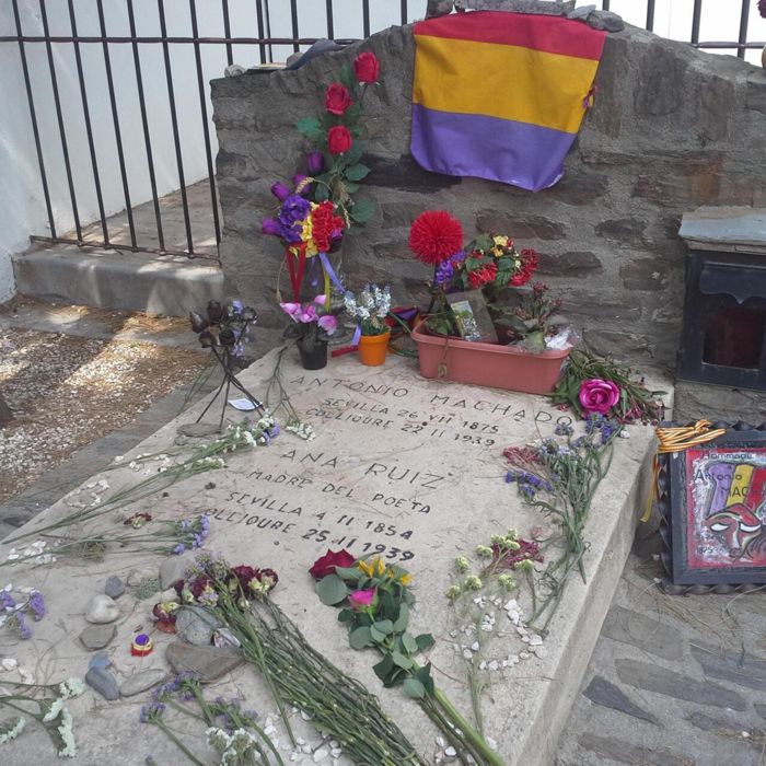 Fotografía de la tumba de Antonio Machado y su madre, en Collioure, por B. Maroto. Disponible bajo la licencia Creative Commons CC BY 3.0 España.