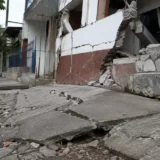 Edificio afectado por terremoto en zona urbana de Colombia