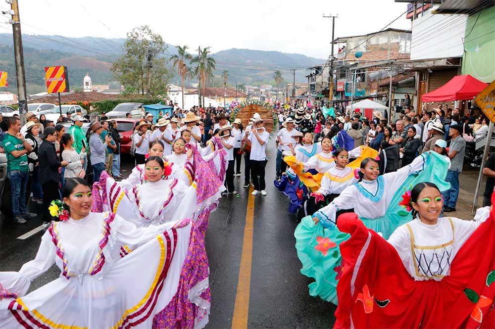 61-silleteros-llenaron-de-flores-las-calles-de-Piendamo-Tunia.jpg