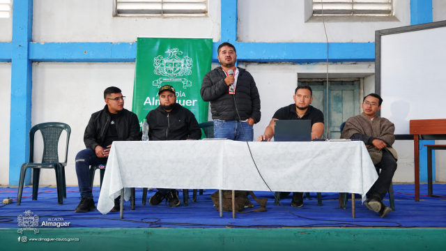 Almaguer entrega estudios para alcantarillado de Caquiona