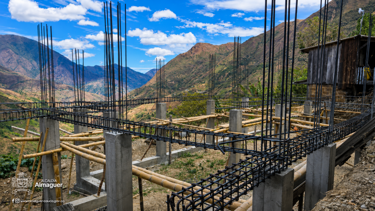 Almaguer-supervisa-construccion-del-salon-comunal-de-Nacederos-1280x720.png