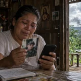 Madre llora por la muerte de su hijo en Guaviare