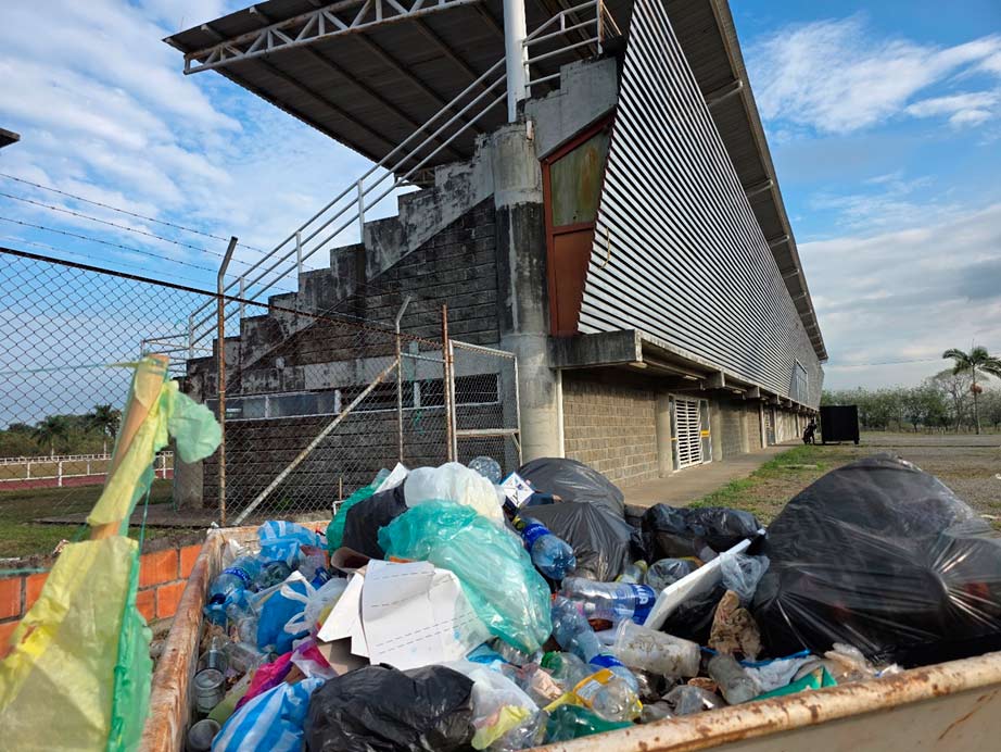 El estadio que respira deporte y se asfixia entre escombros