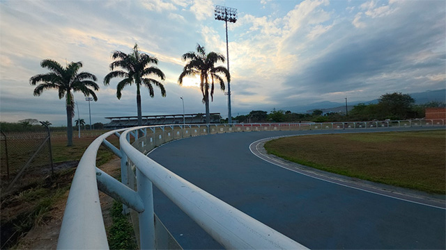 El estadio que respira deporte y se asfixia entre escombros