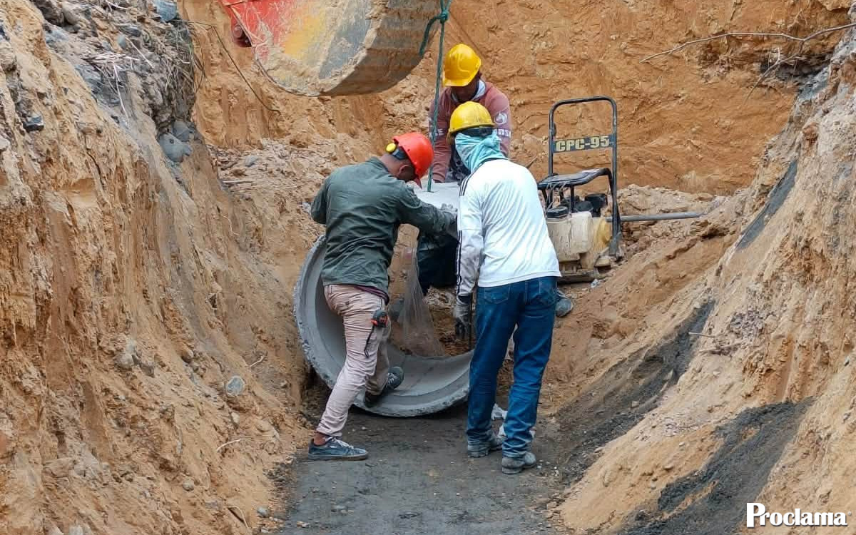 La-Sierra-ejecuta-alcantarillado-en-via-La-Depresion.jpg