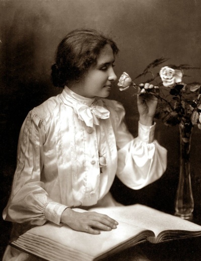 Las «dos» Helen Keller de Juan Manuel Roca