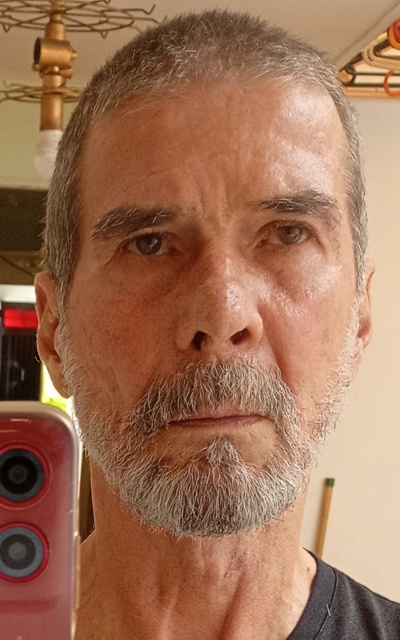 León Gil Una amiga me dice «gracias a Dios estamos vivos».