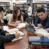Estudiantes de Derecho consultan libros jurídicos en una biblioteca universitaria de Popayán
