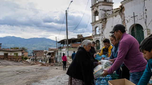 Comunidad entrega ayudas junto a iglesia afectada por terremoto en Colombia