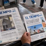 Periódico El Tiempo en formato reducido sobre un puesto de prensa en Colombia