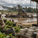 Campesino en cultivo de coca junto a minería ilegal en Colombia