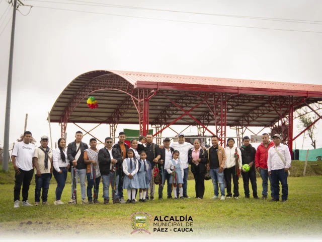 Entrega de cubiertas deportivas en Páez, Cauca, para comunidades indígenas de Vitoncó, Ricaurte, Cohetando y Ukwe Kiwe.