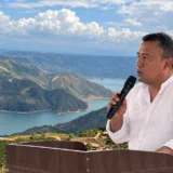 Alcalde de Suárez, César Lizardo Cerón, y embalse Salvajina en Cauca