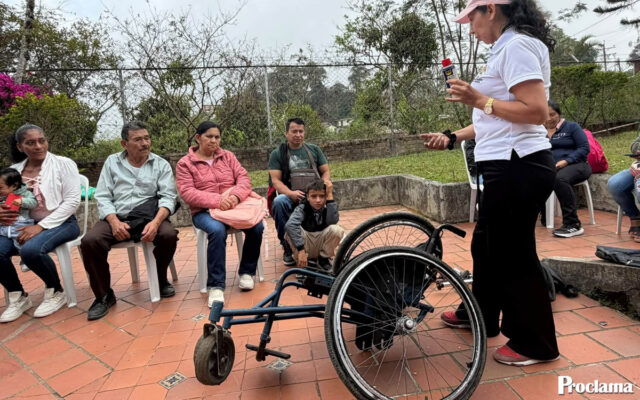 Entregan repuestos para sillas de ruedas en La Sierra