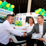 Gobernador entrega cinco ambulancias para atención rural en el Cauca