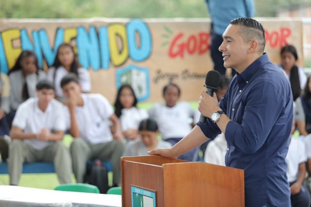 Gobernador entrega mobiliario para 5.700 estudiantes en Quilichao Gobernador entrega mobiliario para 5.700 estudiantes en Quilichao