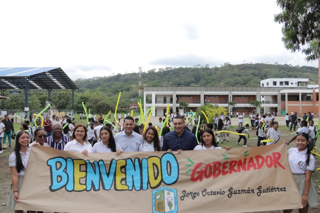 Gobernador entrega mobiliario para 5.700 estudiantes en Quilichao Gobernador entrega mobiliario para 5.700 estudiantes en Quilichao