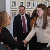 Ministra del Trabajo y representantes de trabajadoras domésticas durante encuentro sobre el salario mínimo de 2027 en Colombia.