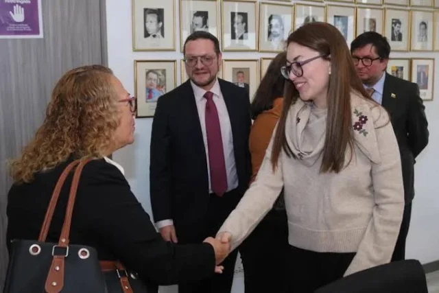 Ministra del Trabajo y representantes de trabajadoras domésticas durante encuentro sobre el salario mínimo de 2027 en Colombia.