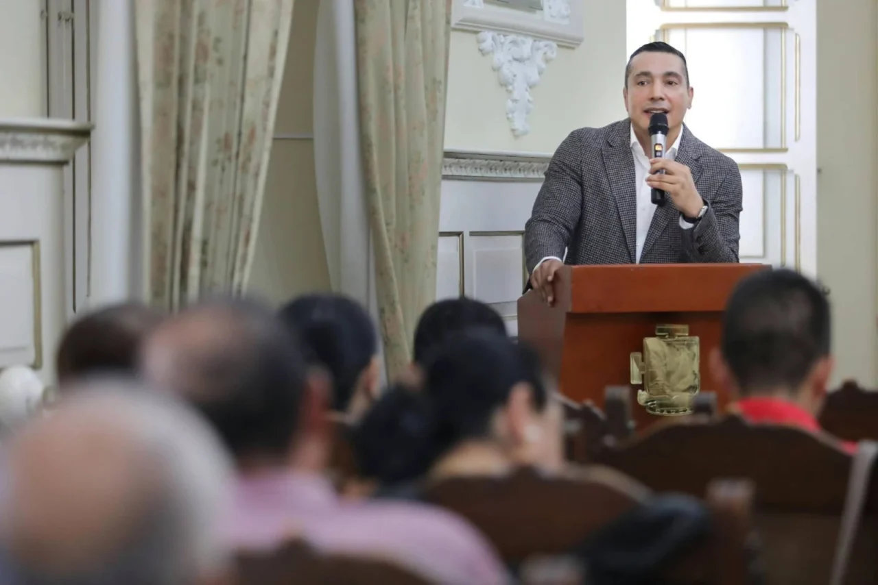 Octavio Guzmán hace vías mientras Muñoz sigue viajando