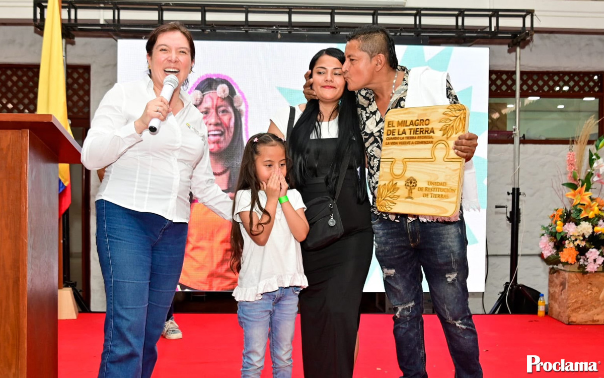 Tres familias reciben $473 millones por restitución