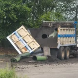 Volqueta presuntamente utilizada en ataque con explosivos cerca de una base militar en Miranda, Cauca, el 8 de octubre de 2026.