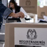 Ciudadano deposita su voto en urna electoral durante una escena ilustrativa de elecciones en Colombia