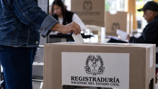 Ciudadano deposita su voto en urna electoral durante una escena ilustrativa de elecciones en Colombia