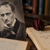 Retrato ilustrativo de Charles Baudelaire junto a su libro Las flores del mal