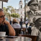 Hombre reflexiona frente a una taza de cafe en una composicion sobre memoria censura y autoritarismo