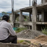 Hombre observa una construccion inconclusa en una escena sobre vigilancia de recursos publicos en el Cauca